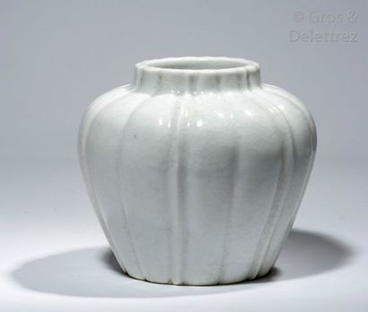 Chine, XIXe siècle Vase reprenant la forme...