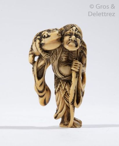 null Japon, période Edo, XIXe siècle Netsuke en ivoire rehaussé de brun, représentant...