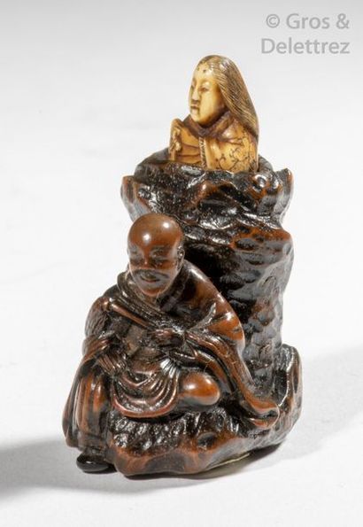 null Japon, fin XIXe siècle Netsuke en bois et ivoire, représentant un moine en méditation...