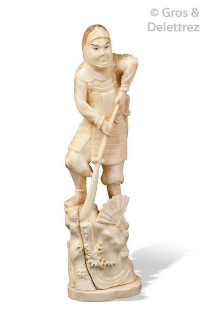 null Japon, vers 1920 Okimono en ivoire marin de morse sculpté représentant un samouraï...