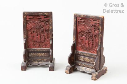 null Chine, XVIII-XIXe siècle Paire de petits écrans de table en laque de cinabre,...
