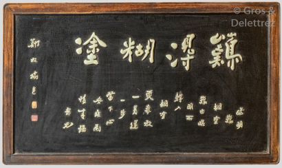 null Chine, fin XIXe - début XXe siècle Panneau en bois laqué et inscrustations de...