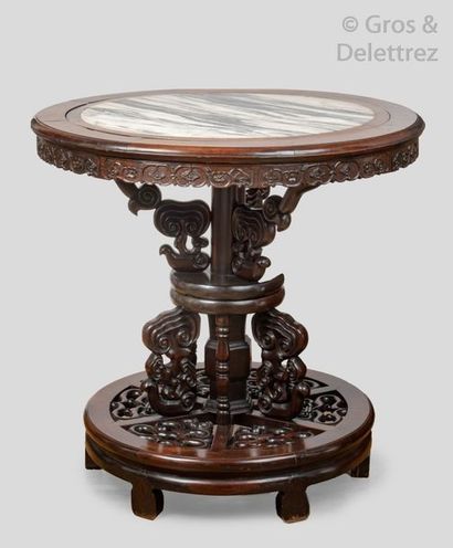 null Chine, fin XIXe siècle Grande table en bois de rose et dessus de marbre gris...