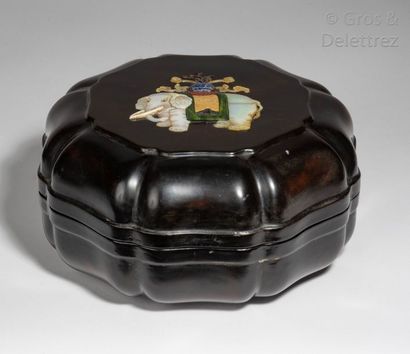 null Chine, XXe siècle Boîte floriforme en bois laqué noir, à décor incrusté de nacre,...