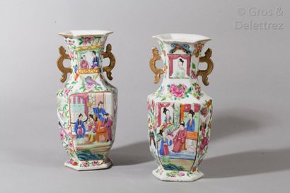 null Chine, fin XIXe siècle Paire de vases hexagonaux en porcelaine de Canton et...