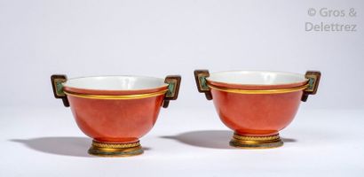Chine, XIXe siècle Paire de coupes en porcelaine...