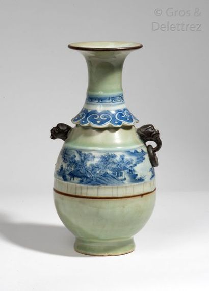 Chine, XIXe siècle Vase piriforme en porcelaine...