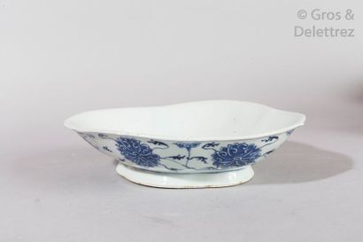 null Chine, début XXe siècle Lot comprenant un bassin et un plat en porcelaine bleu...