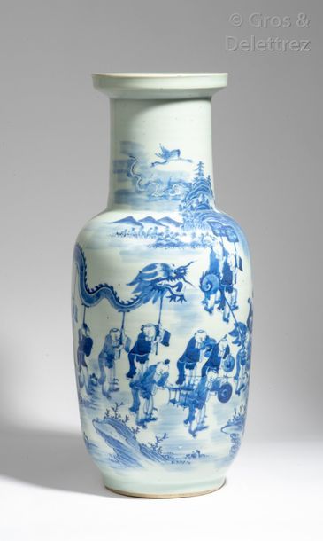 null Chine, vers 1920 Vase balustre en porcelaine et émail céladon, à décor en bleu...
