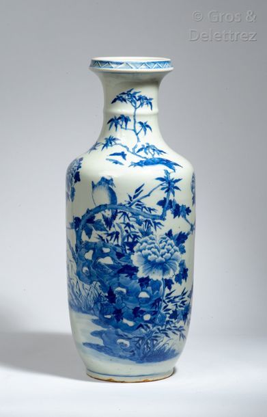 null Chine, vers 1920 Vase rouleau en porcelaine bleu blanc, à décor d'oiseaux perchés...