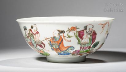 null Chine Coupe en porcelaine et émaux de la famille rose, à décor des baxian, l'intérieur...