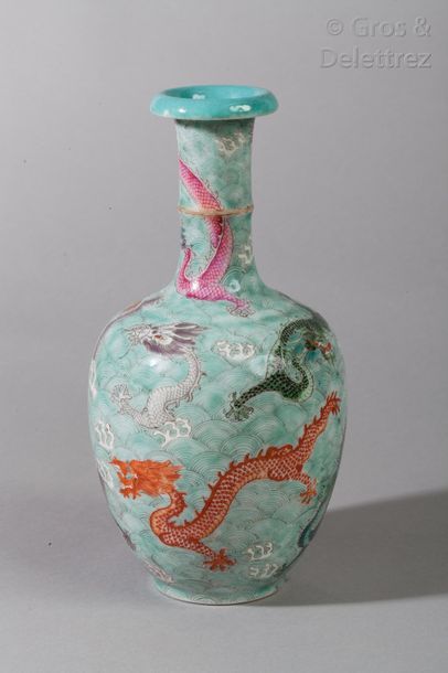 Chine Vase balustre en porcelaine et émaux...
