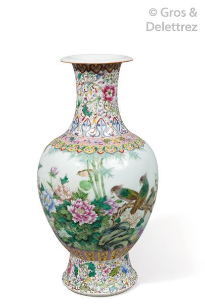 null Vase balustre en porcelaine à décor d'oiseaux au milieu de fleurs et végétaux,...