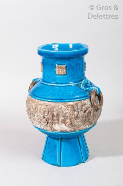 null Chine, XXe siècle Vase reprenant la forme Hu en céramique émaillé turquoise,...