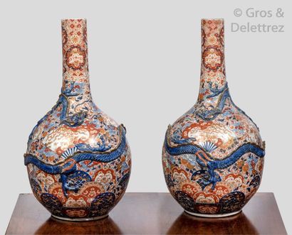 null Japon, période Meiji, XIXe siècle Paire de grands vases bouteilles en porcelaine...