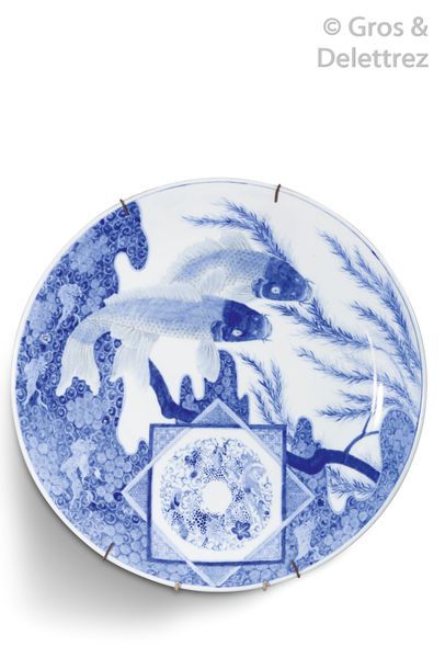 null Grand plat en porcelaine bleu et blanc le décor représentant deux carpes parmi...