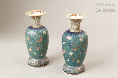 null Japon, vers 1900 Paire de vases balustre en porcelaine et émaux polychrome à...
