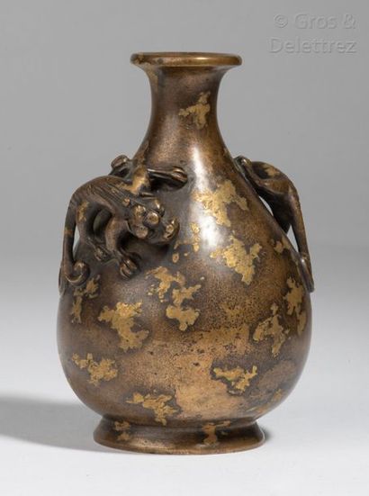 null Chine, XIXe siècle Vase piriforme en surmonté de deux Qilin, en bronze parsemé...