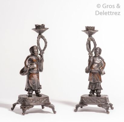 null Chine, période Qing, XVIIIe siècle Paire de bougeoirs en bronze, représentant...