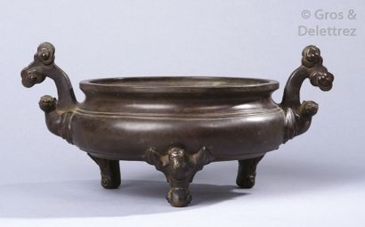 null Chine, XIXe siècle Brûle-parfum circulaire en bronze de patine brune reposant...