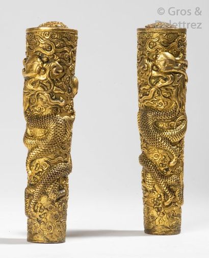 null Chine, XIXe siècle Deux manches en cuivre repoussé et doré, à décor de dragons...