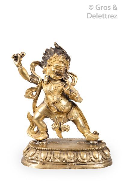 null Chine, vers 1900 Sujet en bronze doré représentant Mahakala debout sur un lotus...