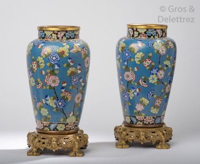 null Chine, vers 1900 Paire de vases en émaux cloisonnés sur cuivre, à décor de fleurs...