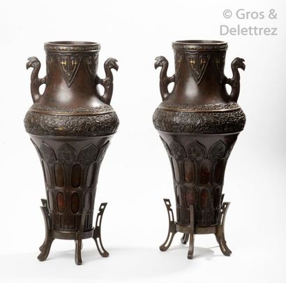null Japon, période Meiji Paire de grands vases de forme amphore en bronze de patine...