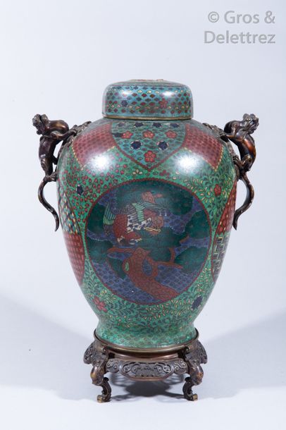 null Japon, période Meiji Vase balustre en émaux cloisonnés sur cuivre, à décor en...