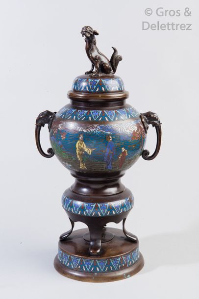 null Japon, vers 1900 Vase sphérique avec socle intégré orné de deux têtes d'éléphant...
