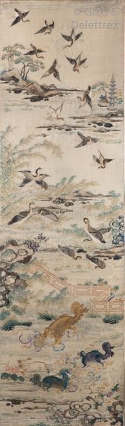 null Chine du Sud, fin XIXe siècle Panneau en lin et satin de soie, représentant...