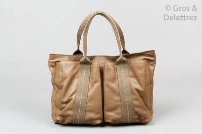 null HERMES Paris made in France

*Sac "Caravane" 35cm en veau Derma kaki, fermeture...