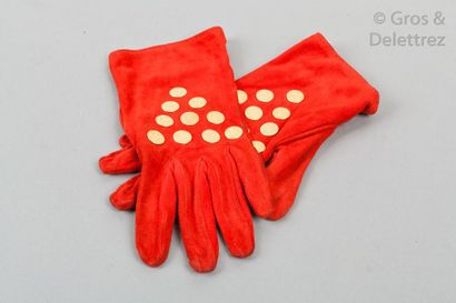 null HERMES Paris made in France

*Paire de gants en agneau velours rouge agrémenté...