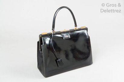 null HERMES Paris

*Sac "404" 31cm en box noir, fermetures clips plaqué or sur armature...