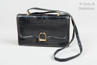 null HERMES Paris

?*Sac "Etrier" 27cm en crocodile noir, fermoir plaqué or sur rabat,...