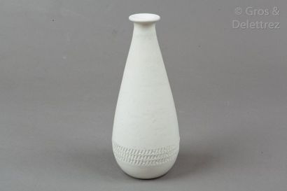 null HERMES Paris 

*Vase en céramique blanche à cannelures "H". Hauteur : 27,5c...