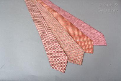 null HERMES Paris made in France

Lot de quatre cravates en twill de soie imprimée...