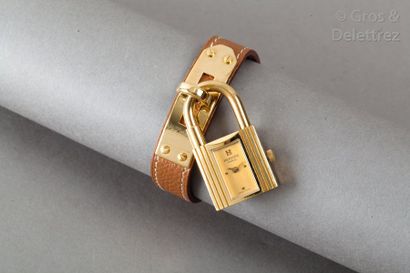 null HERMES Paris Swiss made n°952290

*Montre "Kelly" en métal doré, cadran or 20mm,...