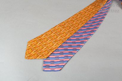 null HERMES Paris made in France

Lot de deux cravates en soie imprimée à motifs...