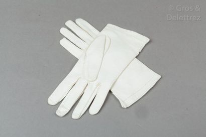 null HERMES Paris made in France

Paire de gants en chevreau écru. T.7. Bon état...