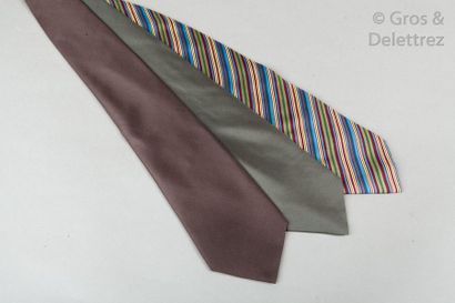 null HERMES Paris made in France

Lot de trois cravates en soie imprimée dans les...