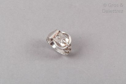 null HERMES Paris 

*Bague "Boucle Sellier" en argent 925 millièmes à demi maille...