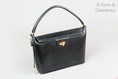 null HERMES Paris

*Sac boîte 29cm en box noir, fermoir pivotant en métal doré sur...