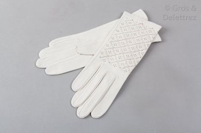 null HERMES Paris 24 Fbg St Honoré

*Paire de gants en chevreau blanc, poignets perforés...