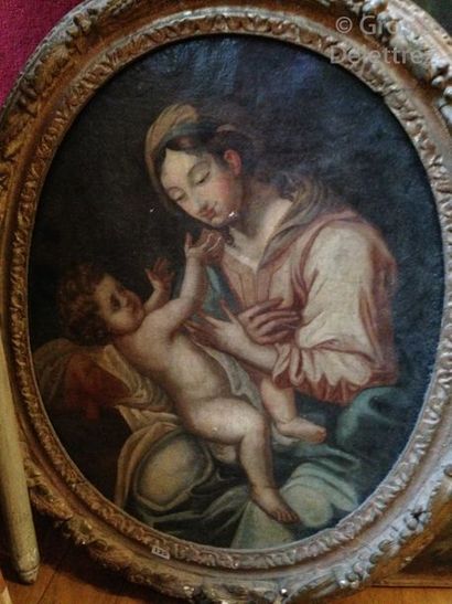 ÉCOLE ITALIENNE DU XVIIIÈME SIÈCLE – Maternité – Toile ovale. 55 x 44 cm