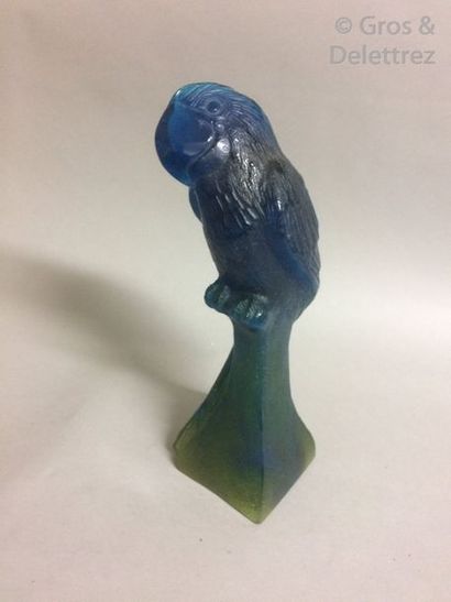 null Perroquet en pâte de verre de couleur bleu (posé sur un socle), portant une...