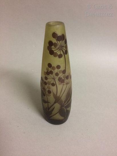 null GALLE – Petit vase en verre triple couche, dégagé à l'acide, de forme tronconique...