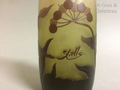 null GALLE – Petit vase en verre triple couche, dégagé à l'acide, de forme tronconique...