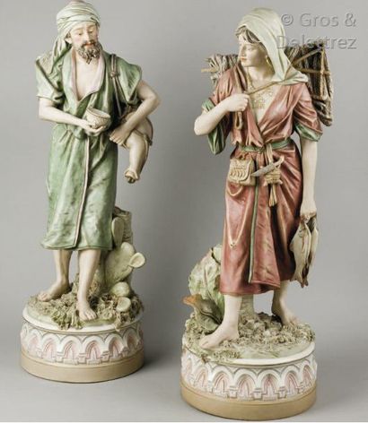 ROYAL DUX BOHEMIA Vendeur d'eau et femme revenant de la pêche. Paire de sculptures...
