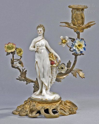null Bougeoir en bronze doré orné d'une statuette de femme et de fleurettes en porcelaine,...